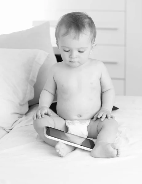 Image en noir et blanc bébé à l'aide d'une tablette numérique — Photo