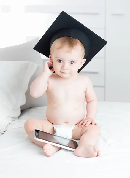 디지털 태블릿을 사용 하 여 졸업 모자에 스마트 아기 — 스톡 사진