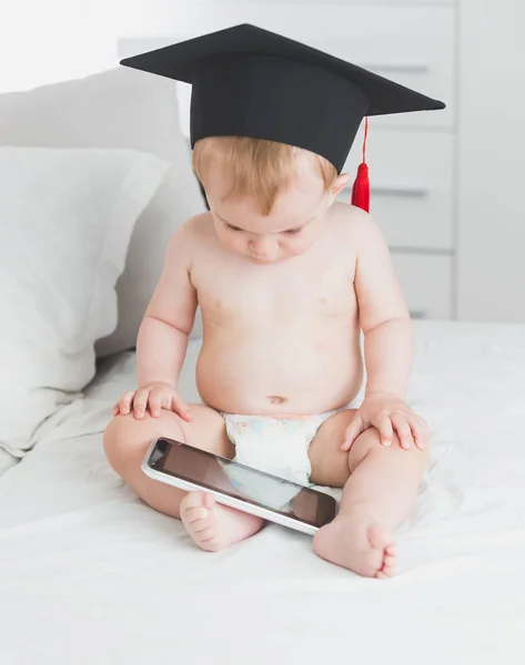 Bebé niño en pañales con gorra de graduación y uso de tableta PC —  Fotos de Stock