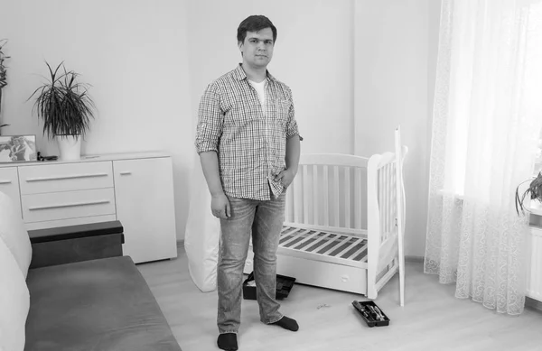 Immagine in bianco e nero di un giovane in posa in camera da letto con disass — Foto Stock