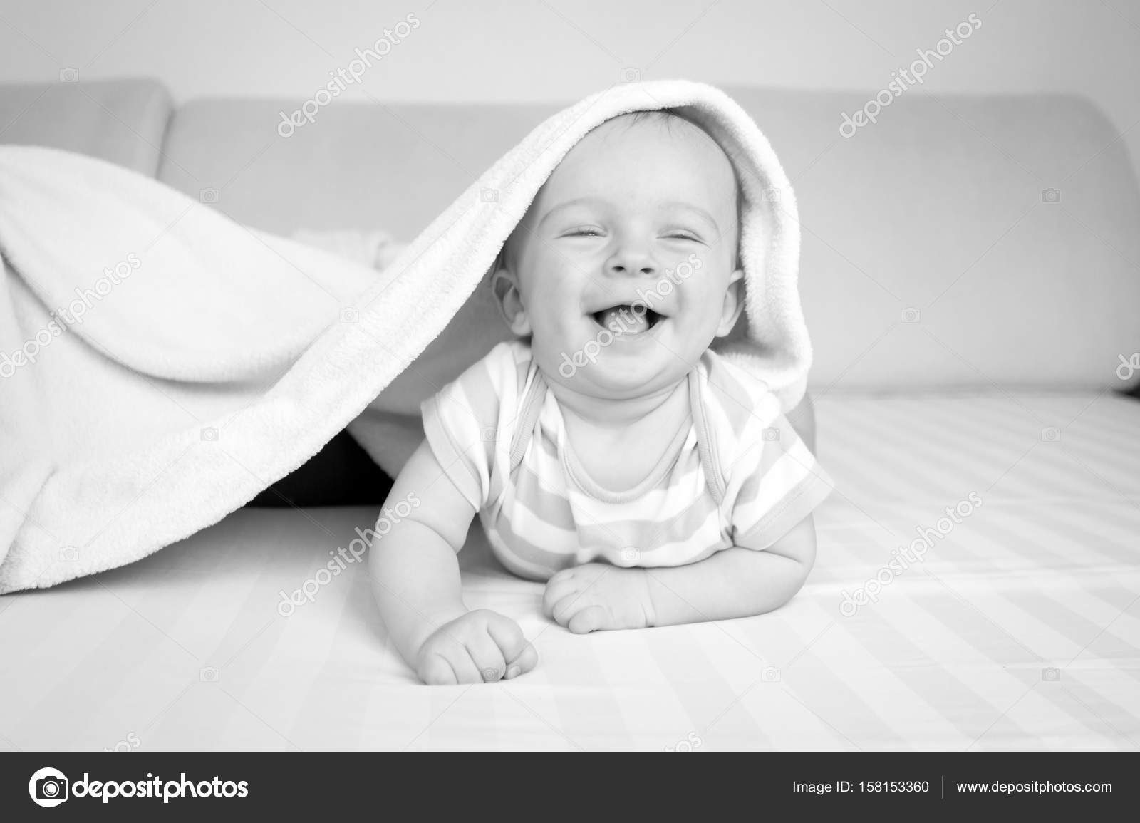 Portrait Noir Et Blanc De Bebe Garcon Mignon Couche Sur Le Lit Sous Le Image Libre De Droit Par Kryzhov C Portrait Noir Et Blanc De Bebe Garcon Mignon Couche Sur Le Lit Sous Le Image Libre De Droit Par Kryzhov C