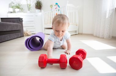 Bebek çocuk yaşam r, katta dumbbells ile egzersiz