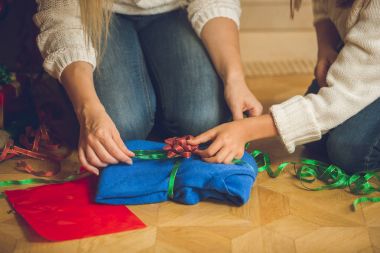 Genç kadın ve kazak dekoratif p sarma kız closeup