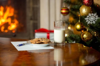 Muamele etmek ve ahşap masa sonraki Noel ağacı Noel babaya mektup bir