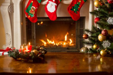 Baubles yanan şömine önünde Noel ağacı. Güzel