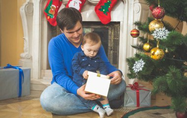 Genç Baba oğulu katta Noel hediyeleri açma şirin bebek