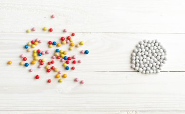 Kaotik renkli topları ve organize beyaz toplar. Kavramsal ıma