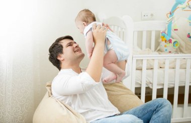 Genç Baba Yatak 6 aylık oğluyla oynamaya gülümseyen