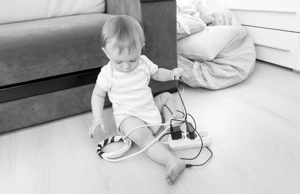 Czarno-biały obraz adorable baby boy gry z elektrycznym — Zdjęcie stockowe