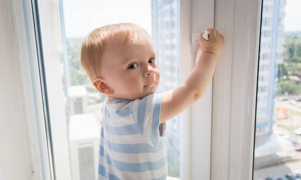 Baby boy drar av fönsterreferensen. Begreppet barn i FA — Stockfoto