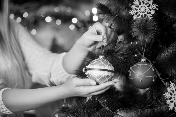 Schwarz-Weiß-Bild einer Frau, die den Weihnachtsbaum schmückt — Stockfoto