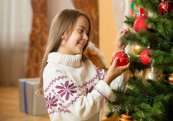 Retrato de menina bonita em suéter decoração árvore de Natal — Fotografia de Stock