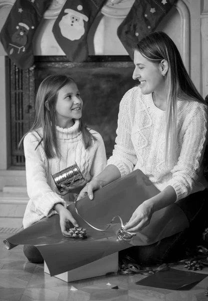 Retrato en blanco y negro de madre feliz con envoltura de hija —  Fotos de Stock