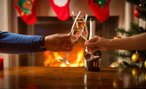 Hombre y mujer teniendo la cena de Navidad y tintineo gafas siguiente —  Fotos de Stock