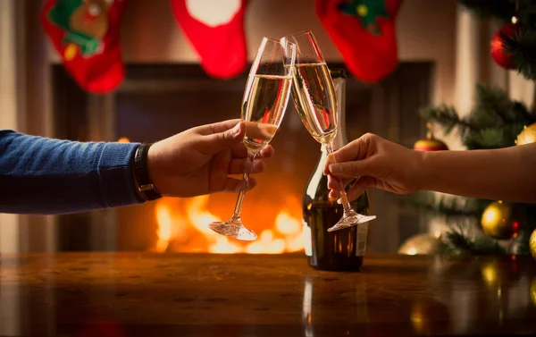 Чоловічі та жіночі руки кмітливі в келихах шампанського в Лайві — стокове фото