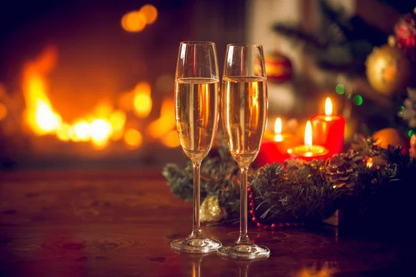 Piękne tło Boże Narodzenie z dwa flety szampana, burnin — Zdjęcie stockowe