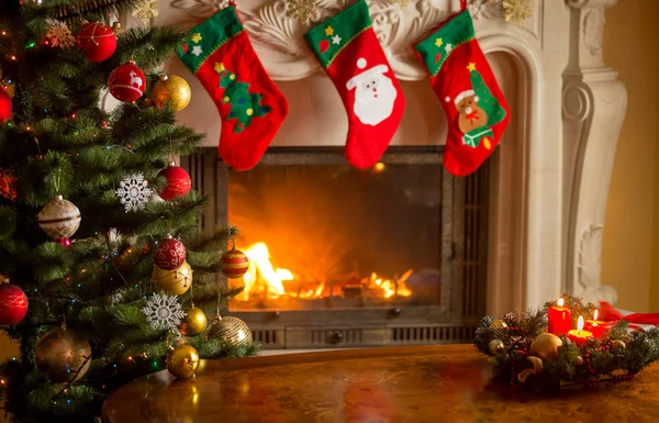 Mesa de madera vacía frente a la chimenea decorada y la Navidad —  Fotos de Stock