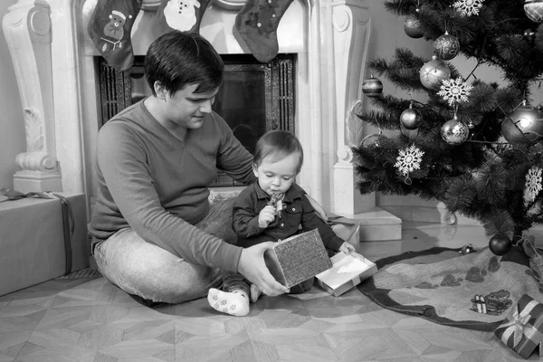 Svartvit bild av unga far leker med hans 1 år ol — Stockfoto