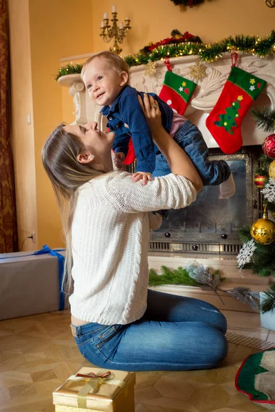 Mãe alegre brincando com seu filho bebê de 1 ano em Christma — Fotografia de Stock