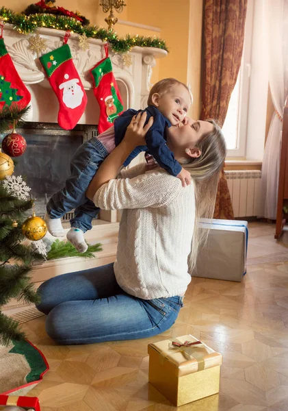 Happy leende mor och 1 år gamla baby son poserar vid jul — Stockfoto