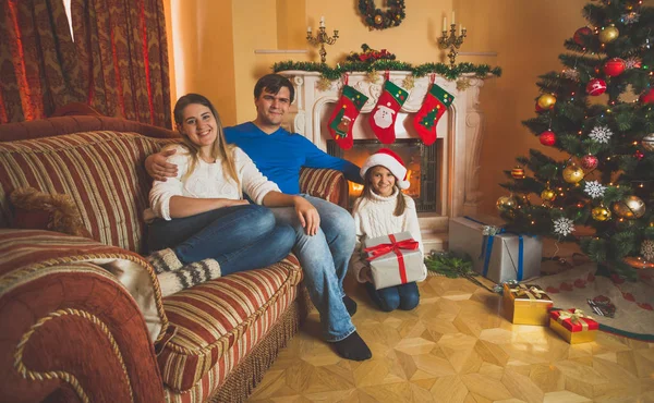 Getöntes Bild einer glücklichen Familie mit Tochter auf dem Sofa bei liv — Stockfoto