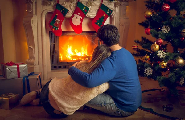 暖炉のそばでリラックスしたカップルの背面図イメージ — ストック写真