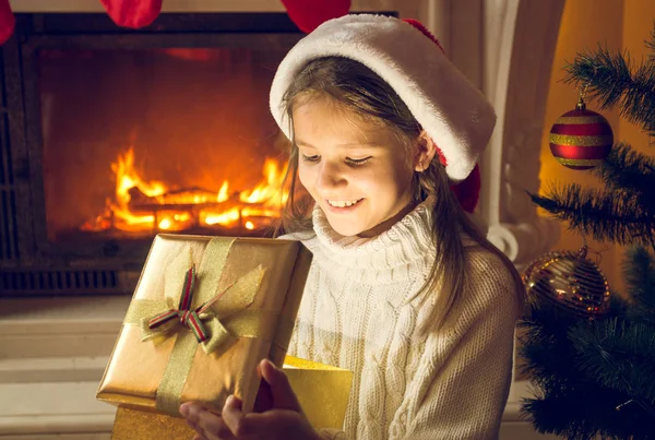 暖炉と l で座っている陽気な笑みを浮かべて少女の肖像画 — ストック写真