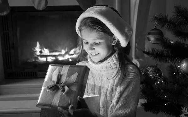 Κοιτάξτε μαύρο και άσπρο πορτρέτο του χαριτωμένο κορίτσι χαρούμενα στο καπέλο Σάντα — Φωτογραφία Αρχείου