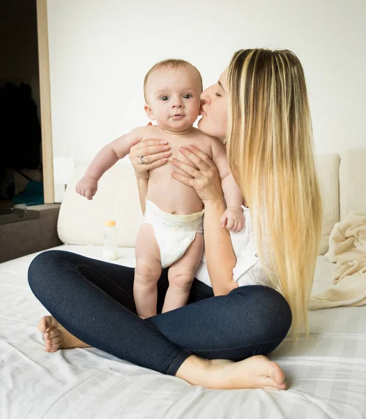 Jeune mère enseignant à son bébé de 6 mois comment marcher — Photo