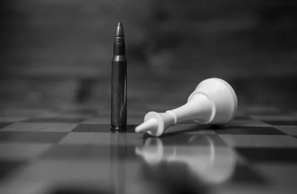 Blanco y negro foto de primer plano de bala gana juego de ajedrez. Concepto — Foto de Stock