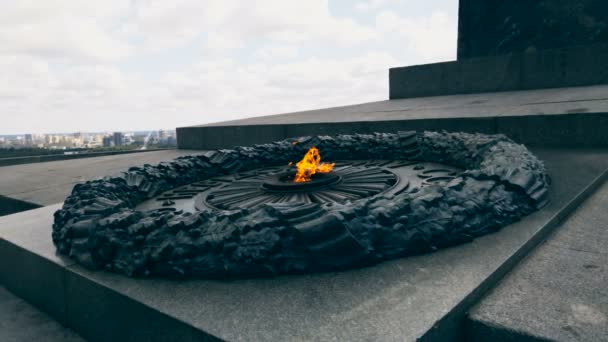 Eterno fuego en el memorial de soldados muertos en la Segunda Guerra Mundial — Vídeos de Stock