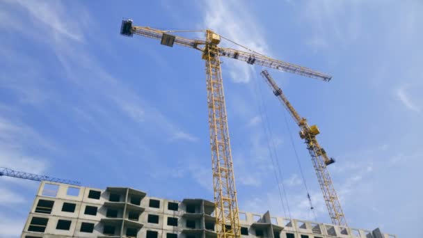 4k footage of cranes on building site at bright sunny day — Stock Video