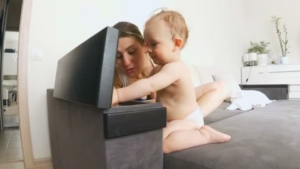 Imádnivaló baba fiú anyja játszik, és keresi a szekrény belsejében — Stock videók
