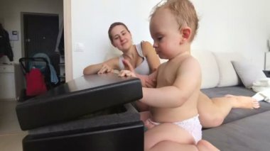Şirin 1 yaşındaki bebek çocuk Komodin ve içinde seyir açar