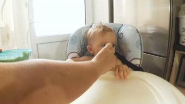 POV video bir genç anne bebek oğlu çorba ile besleme