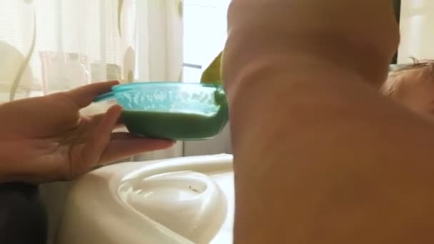 POV video de la cámara pegada a la mano de la madre alimentando a su hijo desde la cuchara — Vídeo de stock