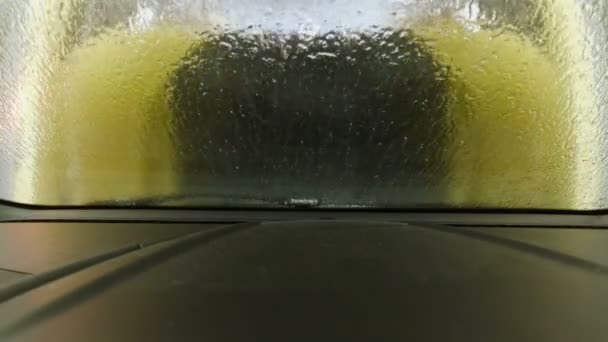 4k-video från videokamera i bilen spolas vid automattvätt — Stockvideo