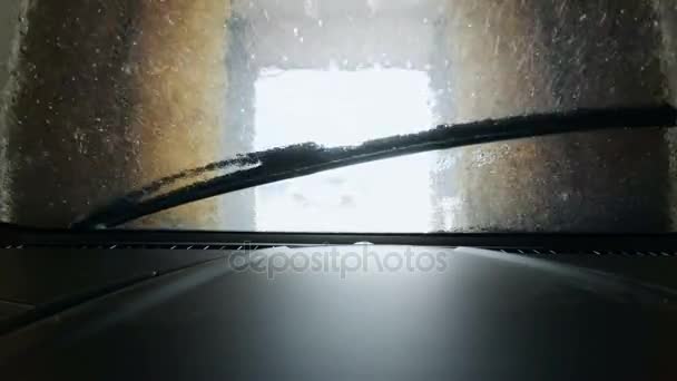 Vista desde el interior del coche que se lava en la estación de lavado automático — Vídeos de Stock