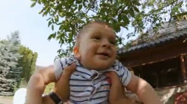 4 k görüntüleri bir genç baba bebek oğlu arka bahçe iplik