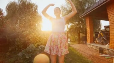 Bahçe Hortum boru su neşeli genç kadının Slow motion video