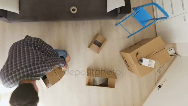 Time lapse of young couple in new apartment and carrying boxes — Stock Video