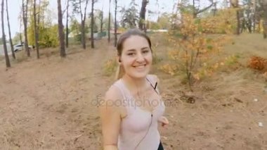 Eylem fotoğraf genç kadının sonbahar ormanı koşu görüntülemek