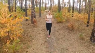 Sonbahar Park'ta jogging mutlu gülümseyen kadın ağır çekim