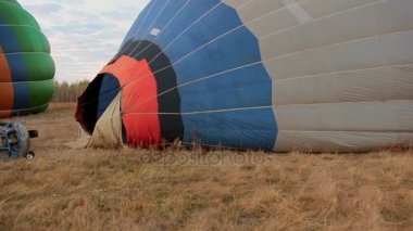 Sıcak hava balonu büyük çayır üzerinde uçuş için hazır olmak