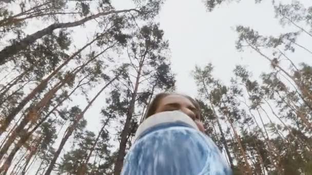 Повільні кадри з камери, прикріплені до пляшки молодої жінки, що бігає в лісі — стокове відео