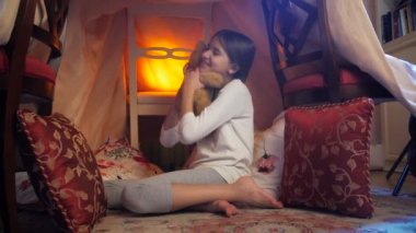 şirin kız oynamaktan oyuncak ayı selfmade çadırda akşam saatlerinde pijama 4 k dolly video