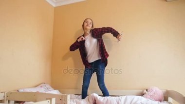 Dans ve yatağa şarkı neşeli kız Slow motion video
