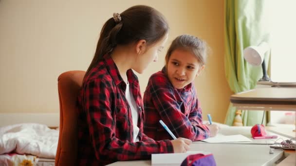 Vidéo 4k de deux adolescentes faisant leurs devoirs et parlant — Video