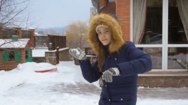 Genç kız kamera kar topu atma Slow motion video