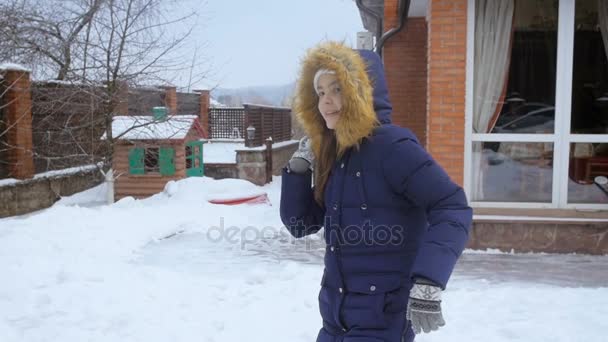 Slow-motion video van vrolijke tienermeisje gooien van sneeuw bal — Stockvideo